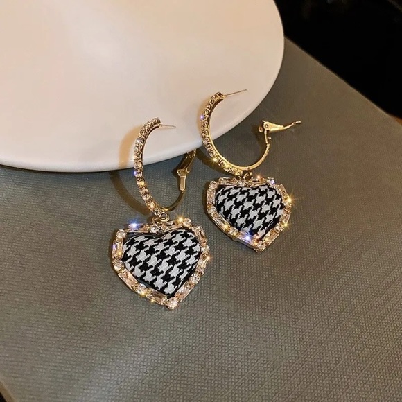 💖5 items for $25 Sale!💖 Heart Shape Rhinestone Drop Earrings - Picture 4 of 6